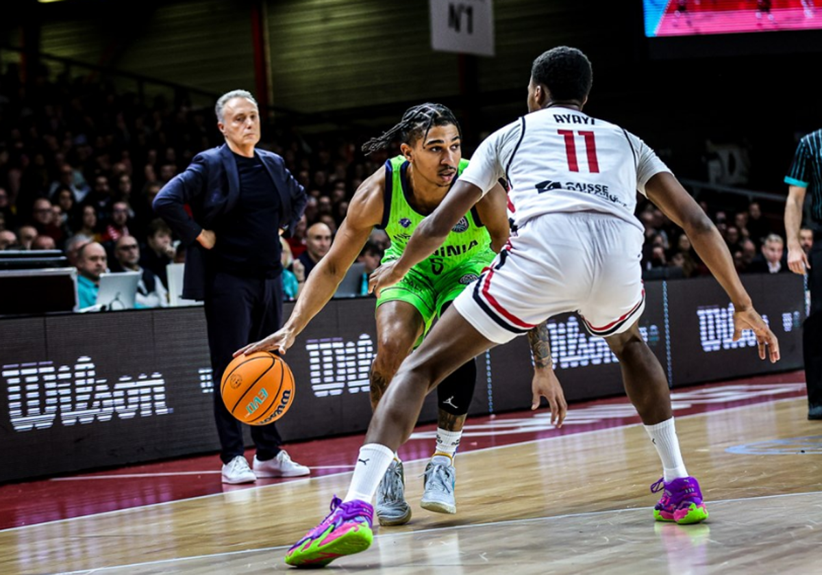 Tyree (Sassari) avanza botando el balón ante Ayayi.