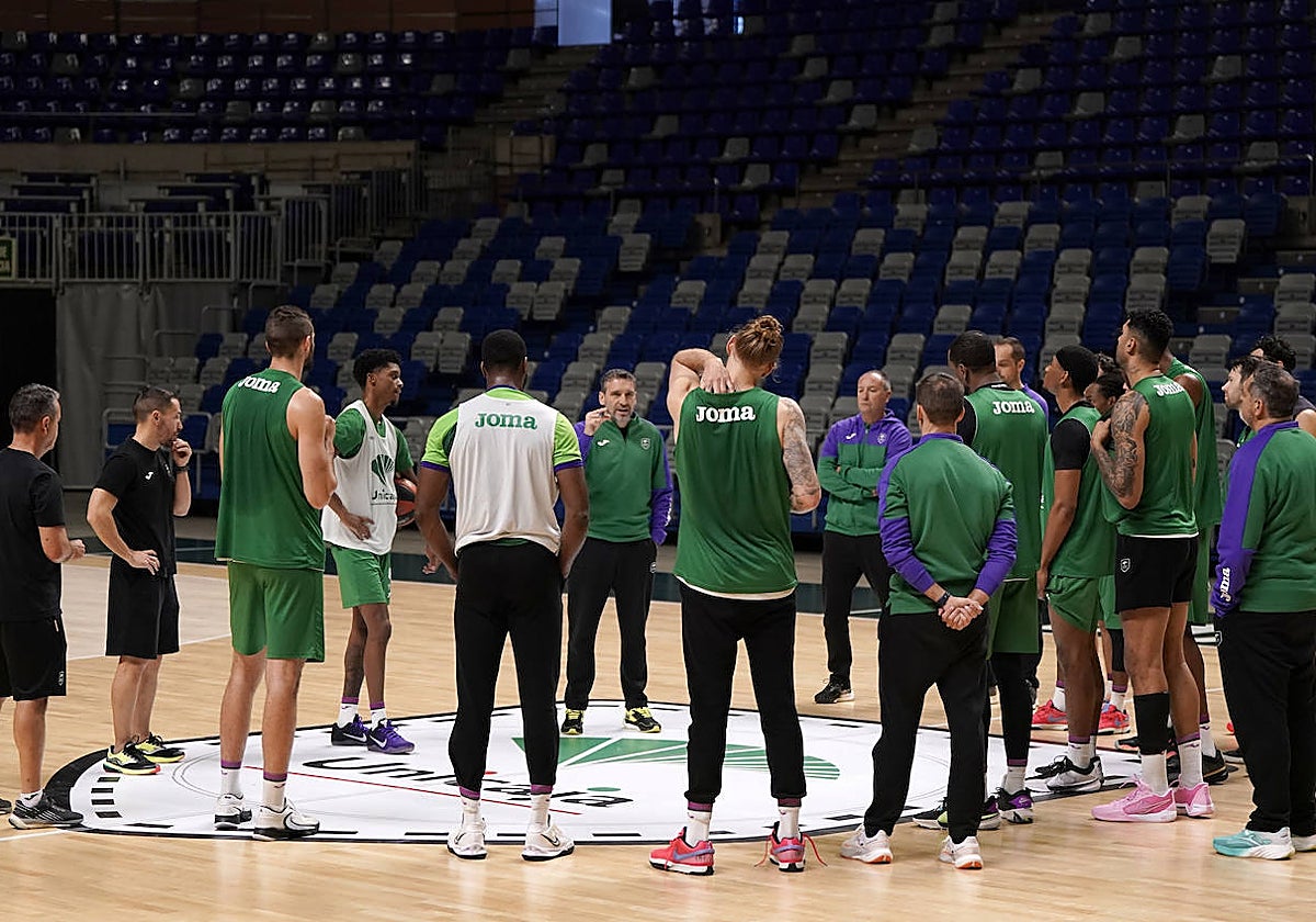 Ibon Navarro se dirige al grupo al comienzo de la sesión de trabajo matinal de este miércoles.