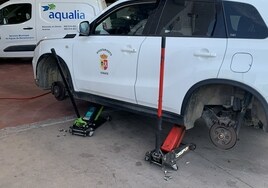 Imagen del vehículo oficial del Ayuntamiento iznateño, en el taller para ser reparado.