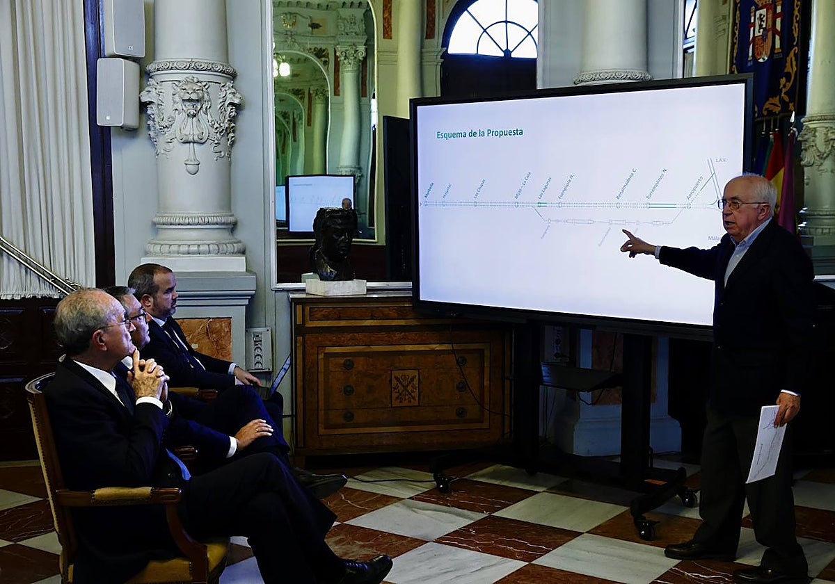 Un detalle de la rueda de prensa de presentación, en el Salón de los Espejos.