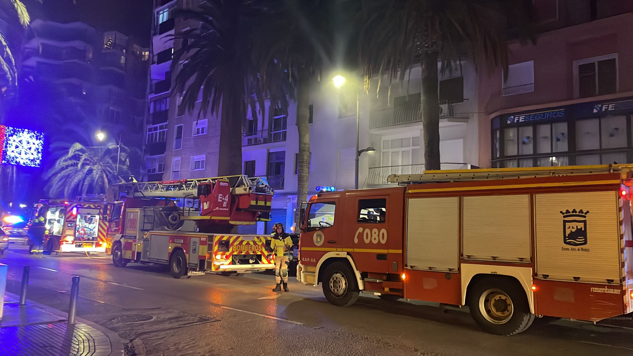 Varias dotaciones de Bomberos en el número 22 de Alameda de Colón.