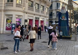 Uno de los reyes gigantes colocados en el Centro Histórico.