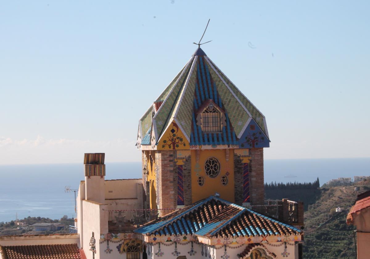 En la parte alta del núcleo se encuentra la Casa Museo de la Axarquía, con vistas al Mediterráneo.