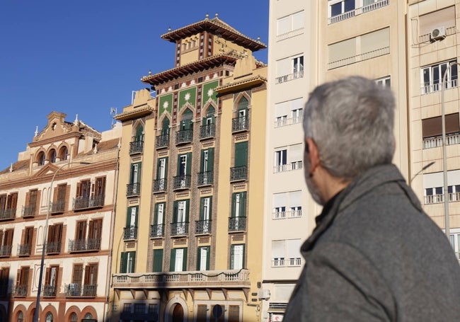 Juan Miguel de los Ríos mira al edificio de la Avenida de la Rosaleda que es clave en su novela.