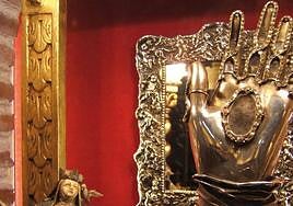 Relicario que contiene la mano de la santa y que se guarda en su convento.