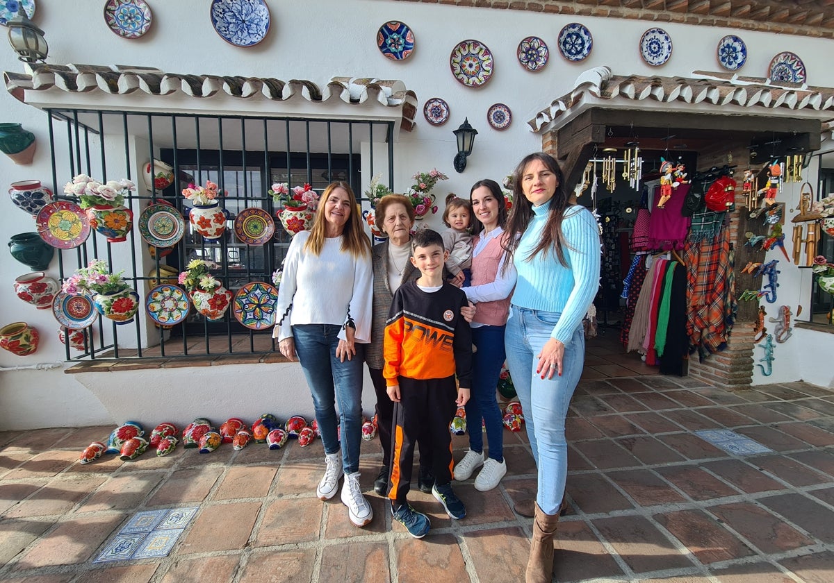 Teresa Alarcón posa junto a sus hijas, sus nietos y su bisnieta, delante de la tienda de su hija en 'El Compás'.