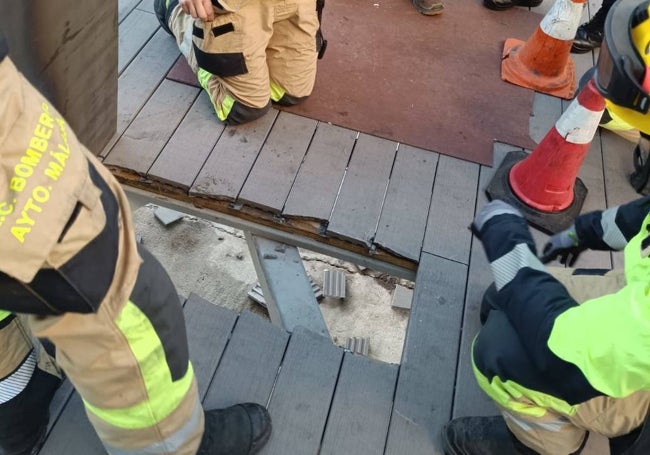 Detalle de una de las zonas del tablero de madera fracturada por el vehículo de limpieza.