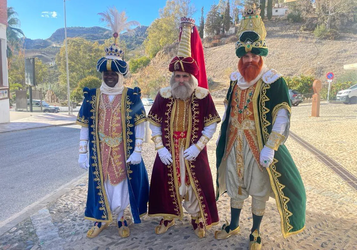Los Reyes Magos están de estreno en Álora: nuevos trajes diseñados por un  vecino al puro estilo napolitano