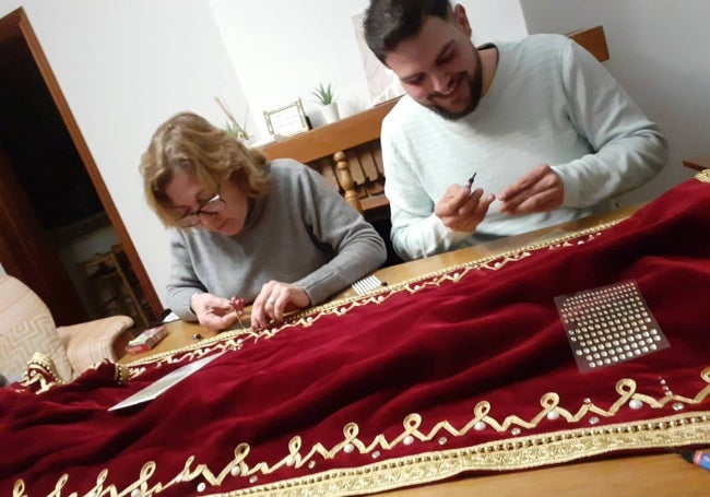 Los vecinos de Álora Juan José Postigo e Inés María Gutiérrez durante el momento de creación de los trajes.