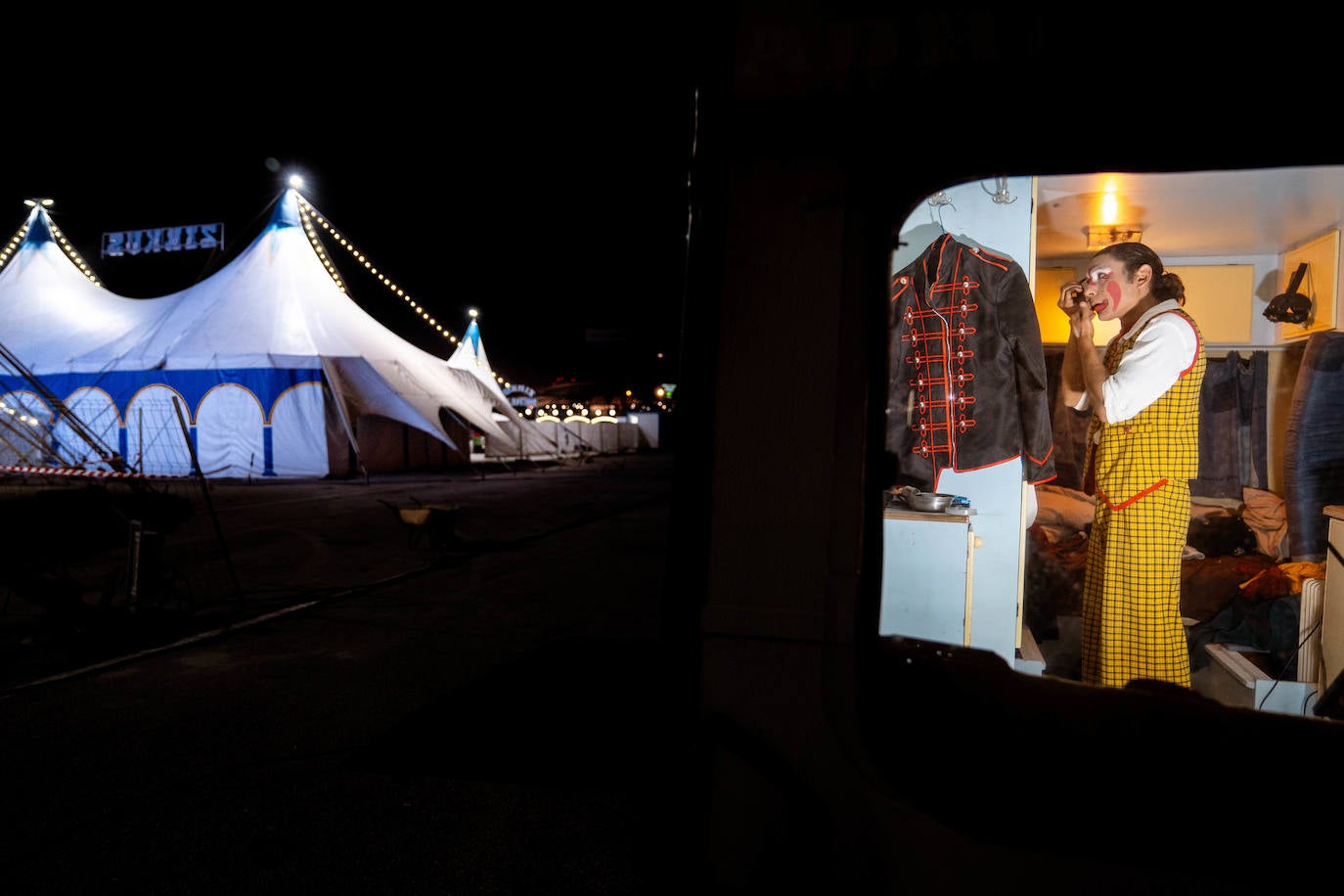 Andrea, en su furgoneta mientras se maquilla.
