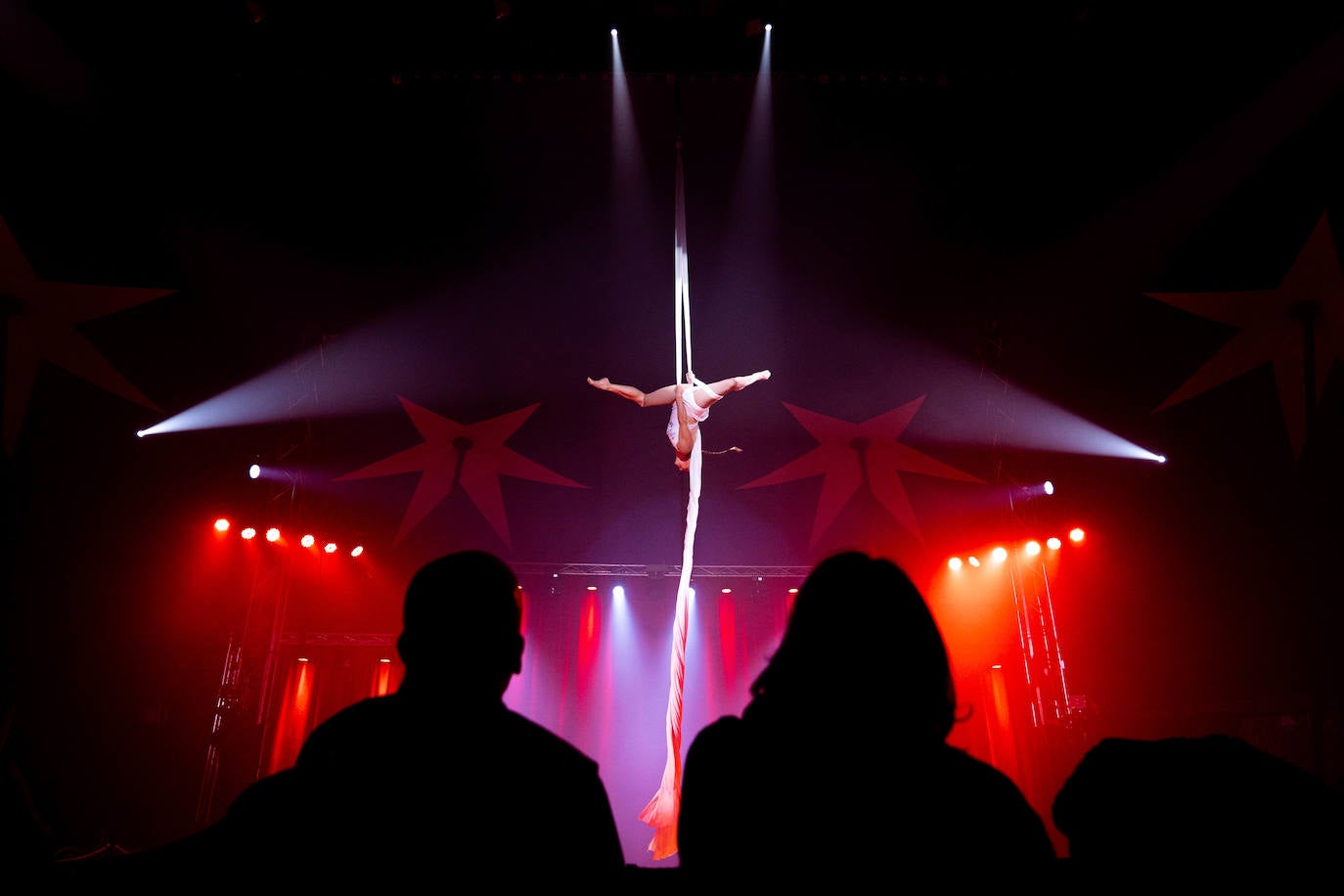 Inma haciendo una acrobacia aérea en el espectáculo.