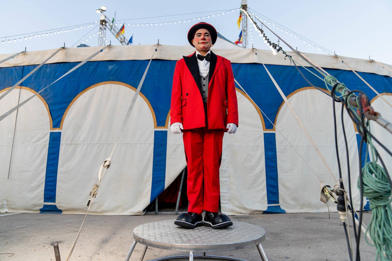 Imagen principal - El Circo Berlín cuenta con acrobacias, trucos de magia y payasos.