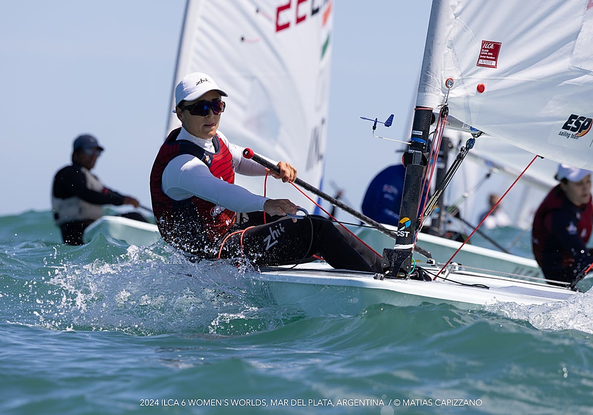 Ana Moncada brilla en el inicio del Mundial de vela
