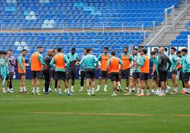 La plantilla del Málaga en corro durante un entrenamiento esta semana en La Rosaleda.