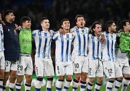 Jugadores de la Real Sociedad celebran con la afición un triunfo de esta temporada en la Champions League.