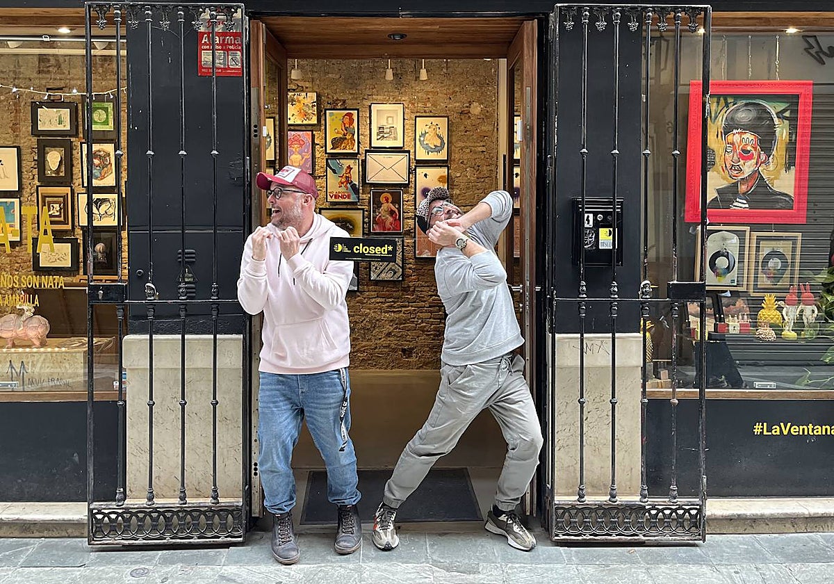 David Burbano y Roy Laguna, en la puerta del local de calle Santos de La Casa Amarilla, que dejan este año.