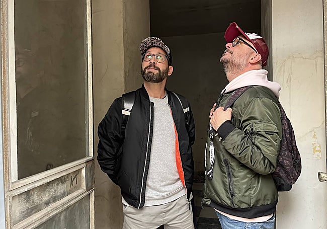 Laguna y Burbano, a las puertas del nuevo local donde se instalará la galería, en calle Carretería 25Bis.