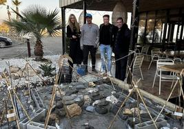 El alcalde y la concejala de Mayores, junto al nuevo castillo que ha empezado a construir el danés.