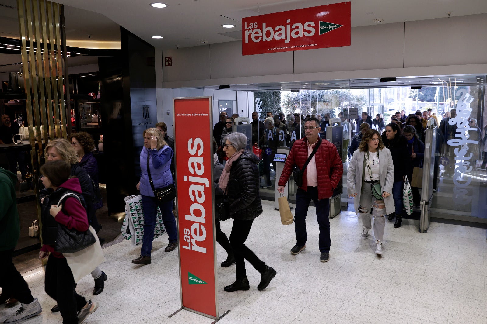 El primer día de rebajas en Málaga deja largas colas y tiendas abarrotadas