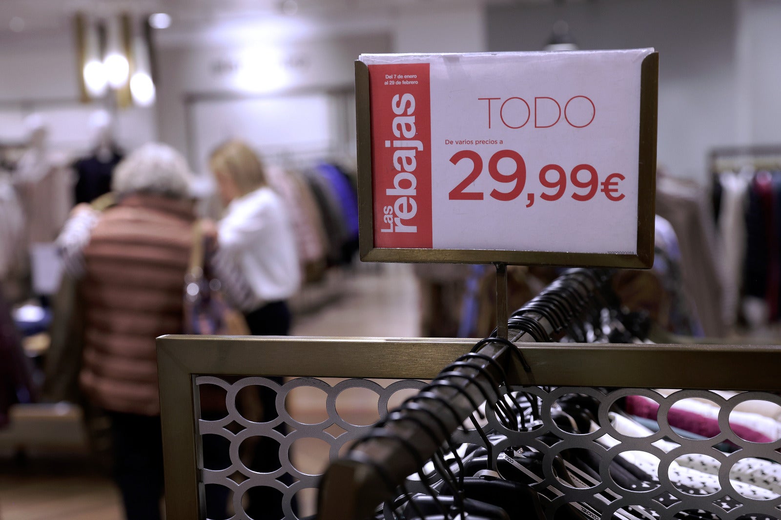 El primer día de rebajas en Málaga deja largas colas y tiendas abarrotadas