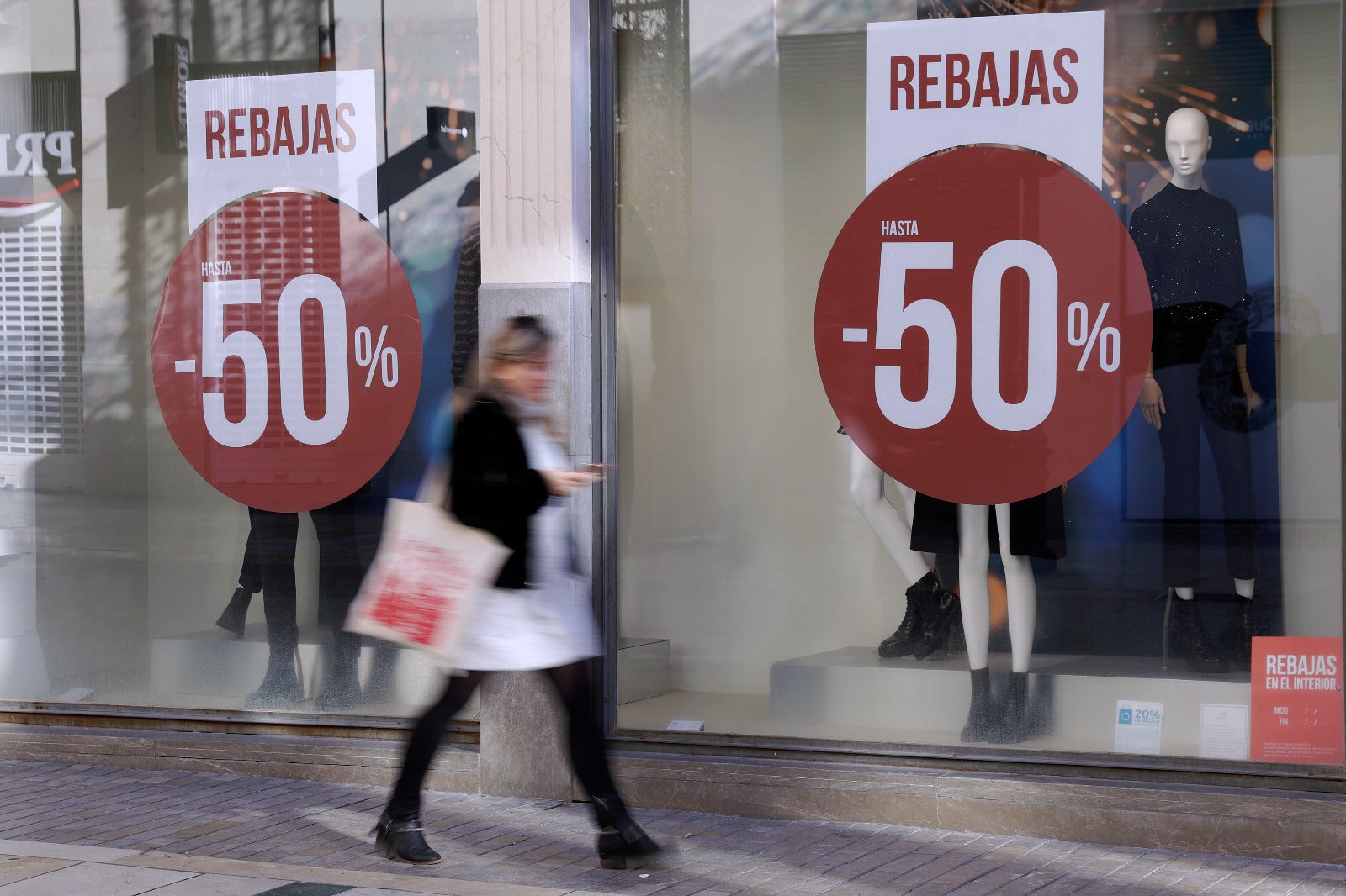 El primer día de rebajas en Málaga deja largas colas y tiendas abarrotadas