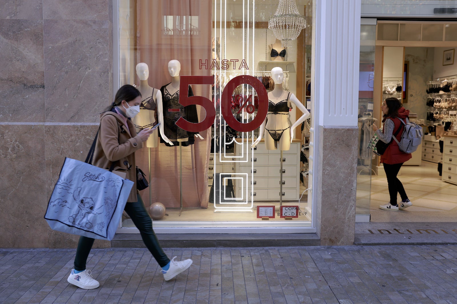 El primer día de rebajas en Málaga deja largas colas y tiendas abarrotadas