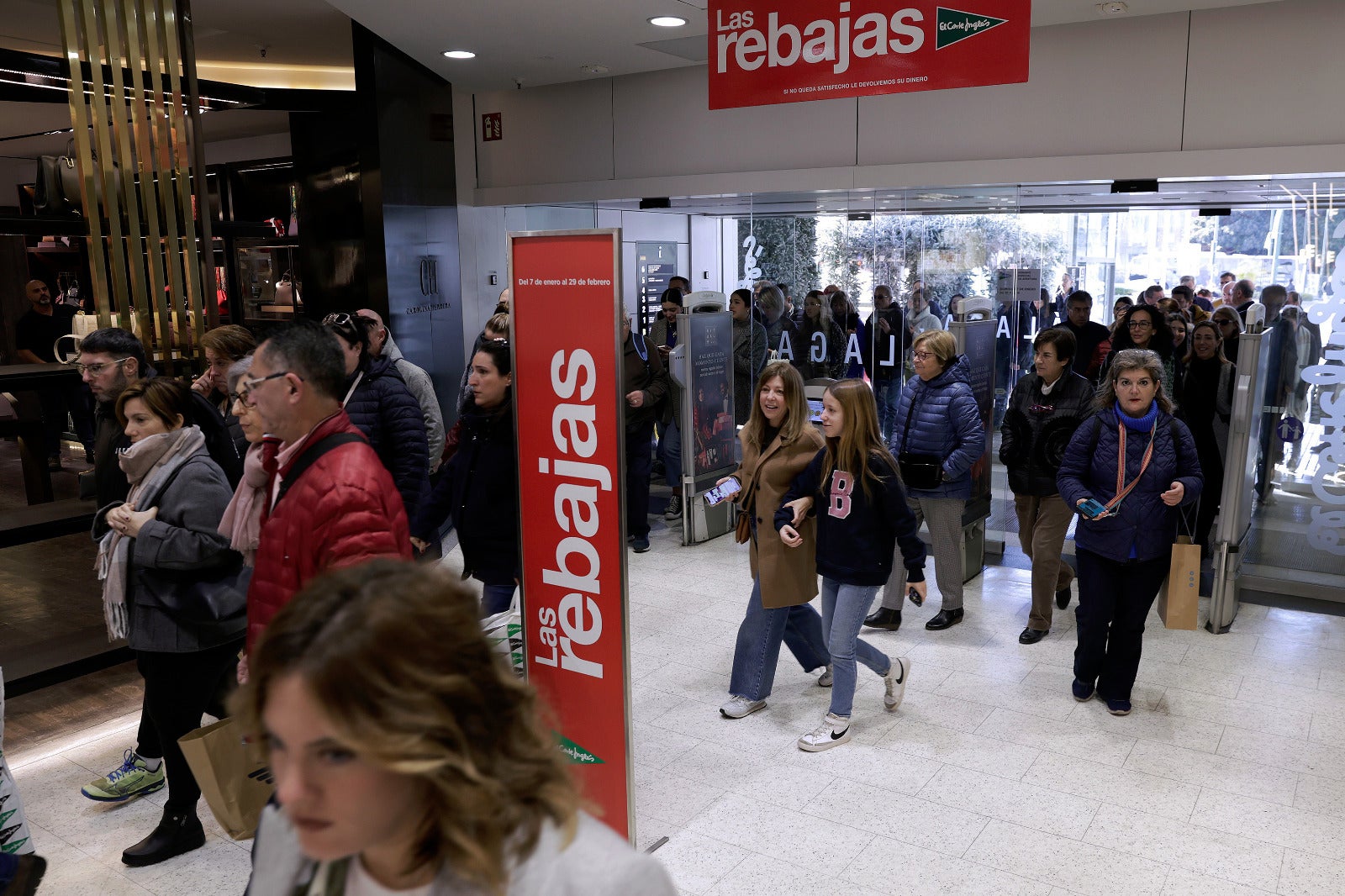 El primer día de rebajas en Málaga deja largas colas y tiendas abarrotadas