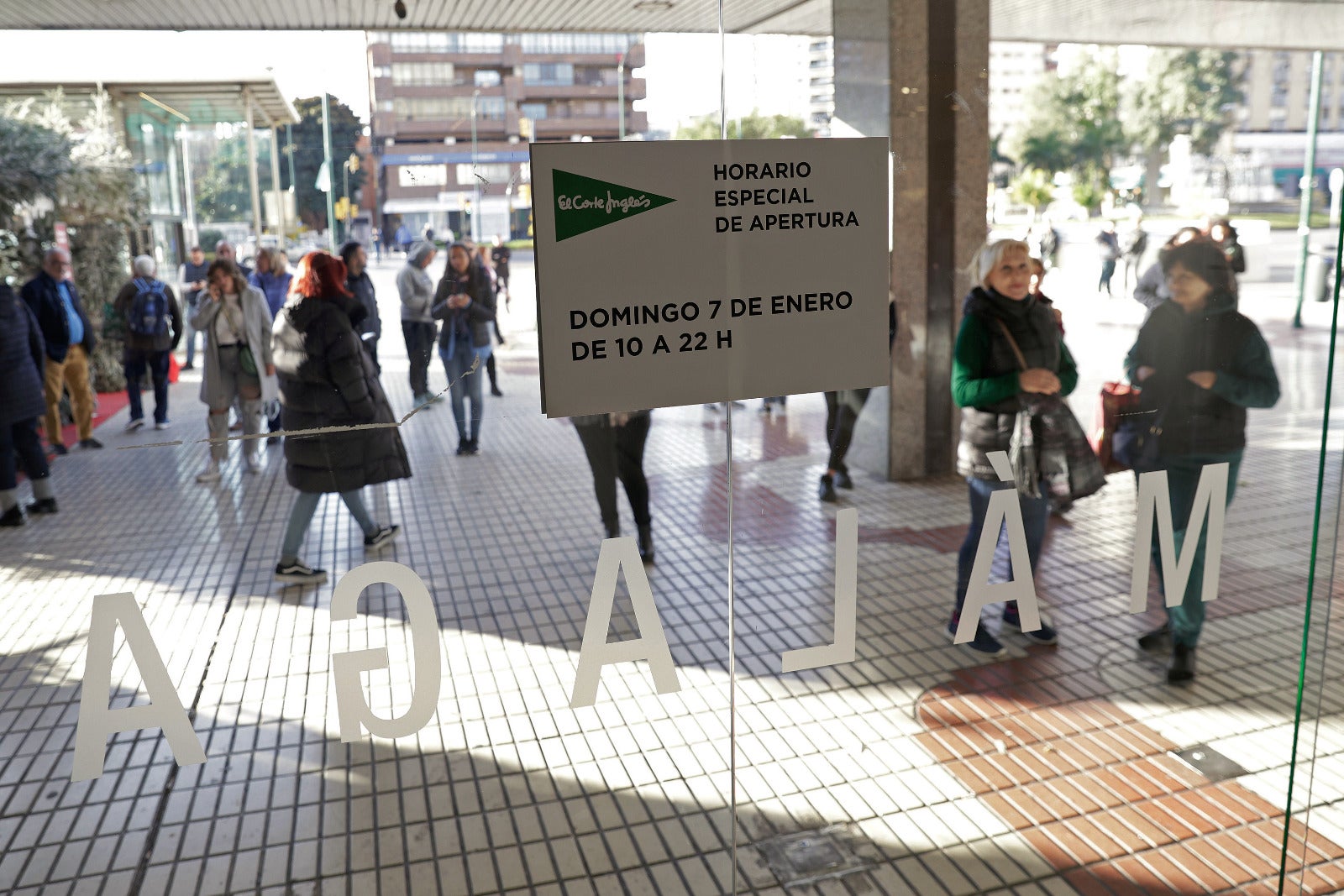 El primer día de rebajas en Málaga deja largas colas y tiendas abarrotadas