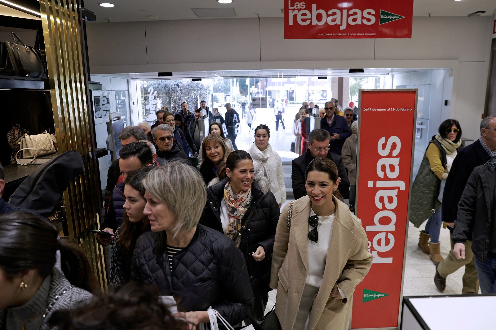 El primer día de rebajas en Málaga deja largas colas y tiendas abarrotadas