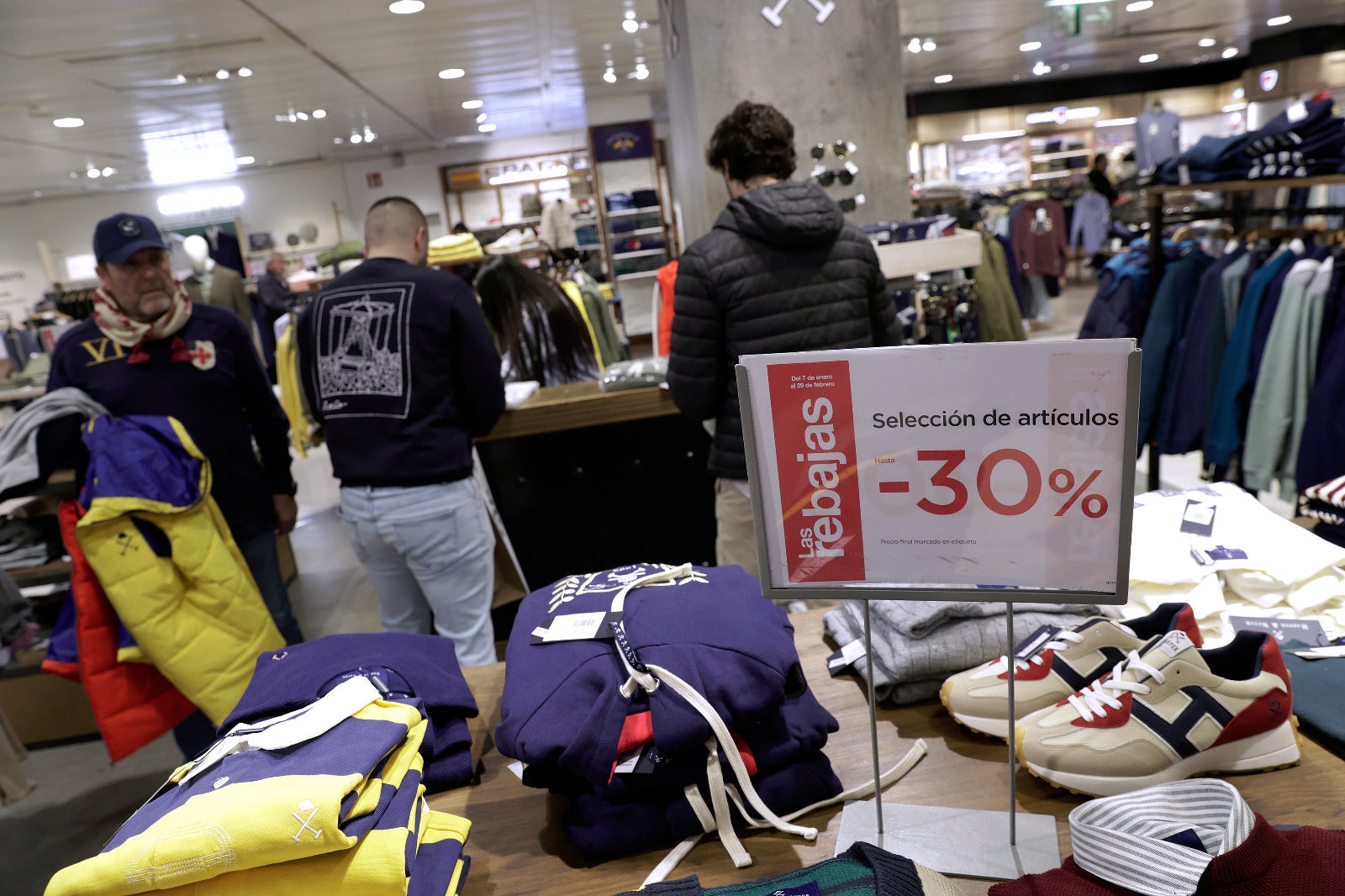 El primer día de rebajas en Málaga deja largas colas y tiendas abarrotadas