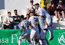 El Juventud de Torremolinos celebra un gol.