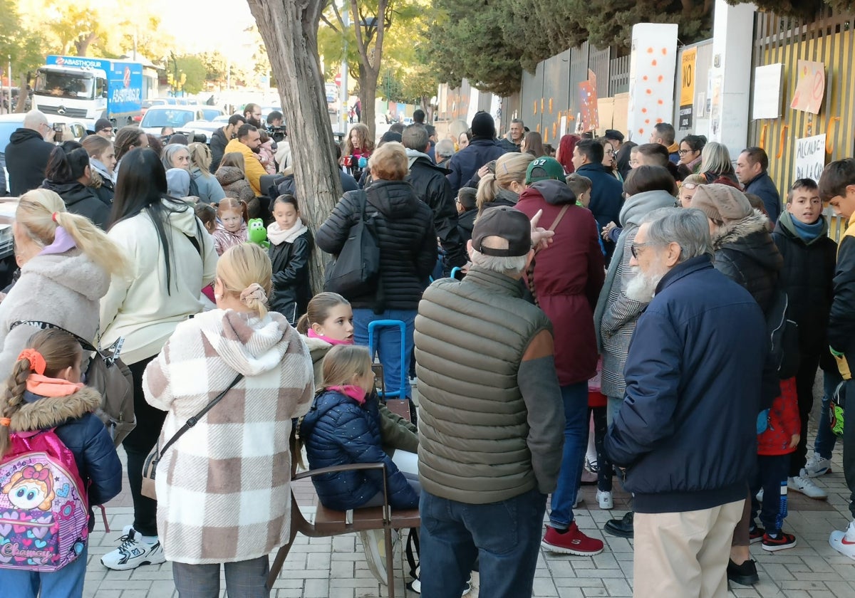 Familias y escolares, a las puertas del colegio Domingo Lozano este primer día de curso tras las vacaciones de Navidad.