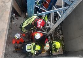 Los bomberos de Marbella han trasladado a la víctima hasta la superficie