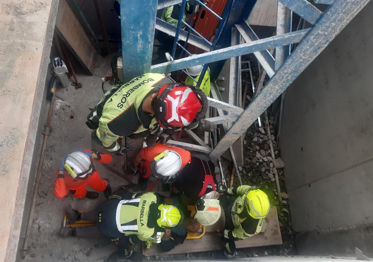 Los bomberos de Marbella han trasladado a la víctima hasta la superficie