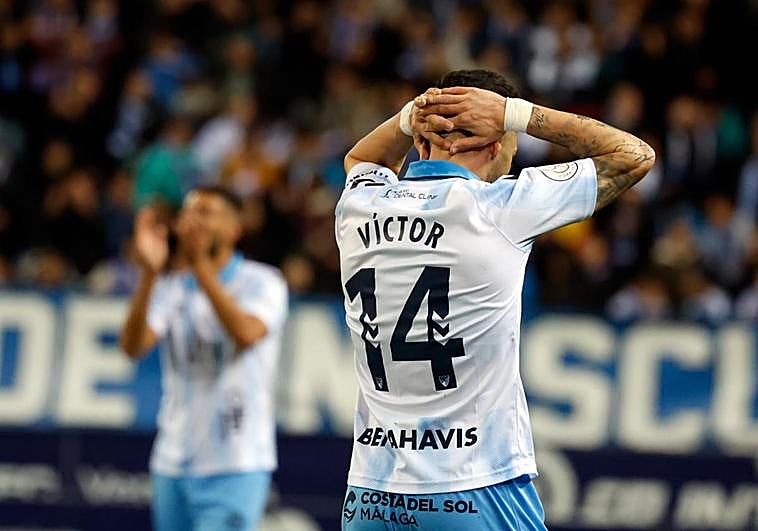 Víctor García se lamenta de que su clara ocasión de gol ante la Real Sociedad fuese repelida por el palo de la portería que defendía Marrero.