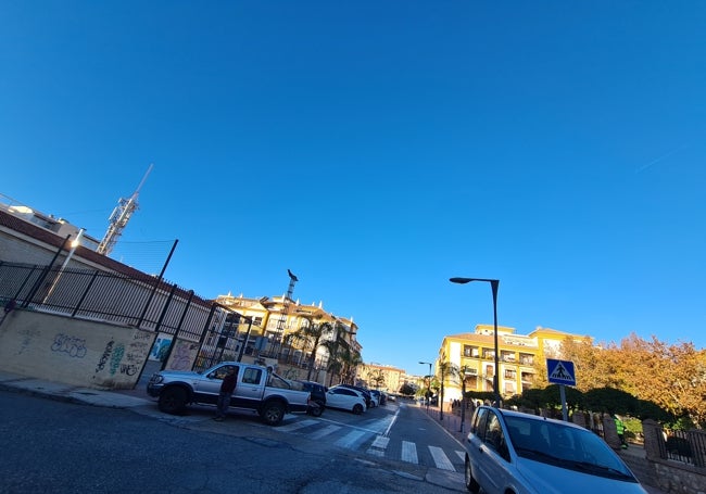La calle Frigiliana, con las pistas de Telefónica, a la izquierda.