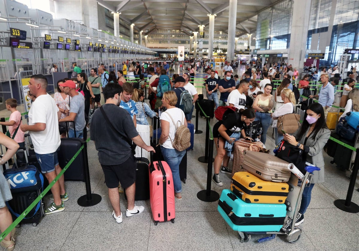 Viajeros esperando a la facturación de equipajes en la terminal T3.