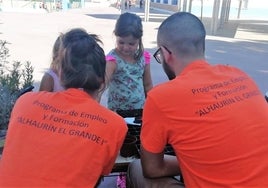 Dos jóvenes durante un programa de empleo y formación previos en Alhaurín el Grande.