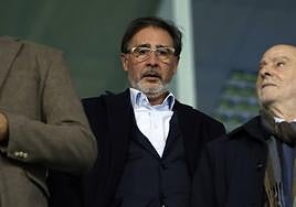 El director deportivo, Loren Juarros, en el palco para presenciar el Málaga-Real Sociedad de Copa.