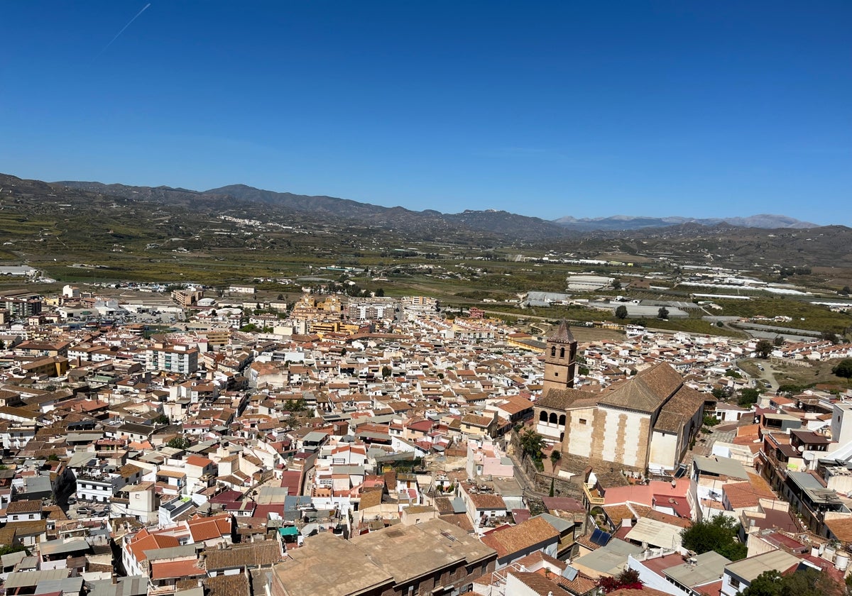 Vista panorámica del casco urbano veleño, con parte de las zonas rurales y agrícolas.