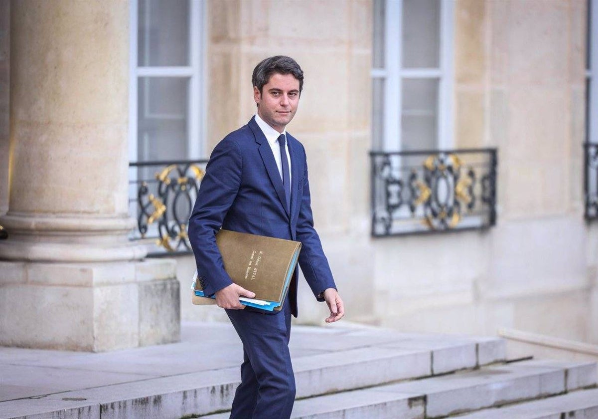 Así es Gabriel Attal, el primer ministro más joven de Francia y abiertamente gay
