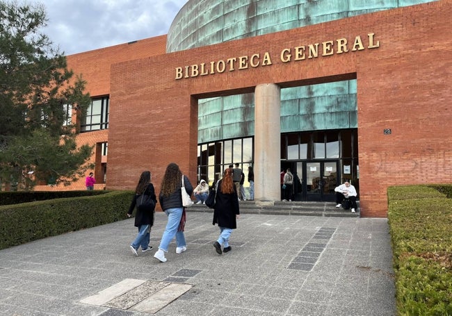 Los estudiantes entran en la biblioteca para estudiar durante horas cara a las pruebas finales del primer cuatrimestre