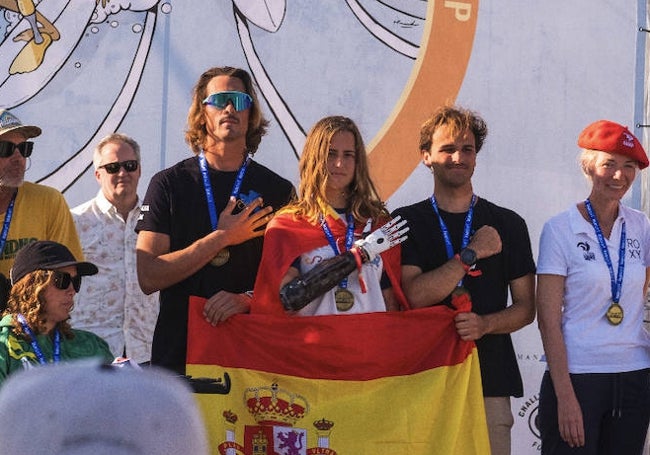 Sarah Almagro escucha el himno durante la entrega de medallas.