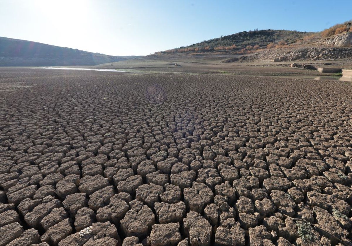 Aspecto del embalse Conde de Guadalhorce, con las reservas al mínimo.