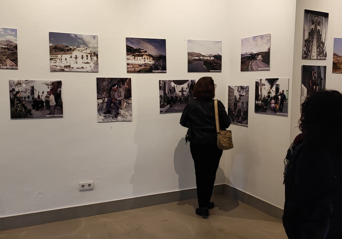 Varias de las imágenes que pueden verse en la muestra de Frigiliana.