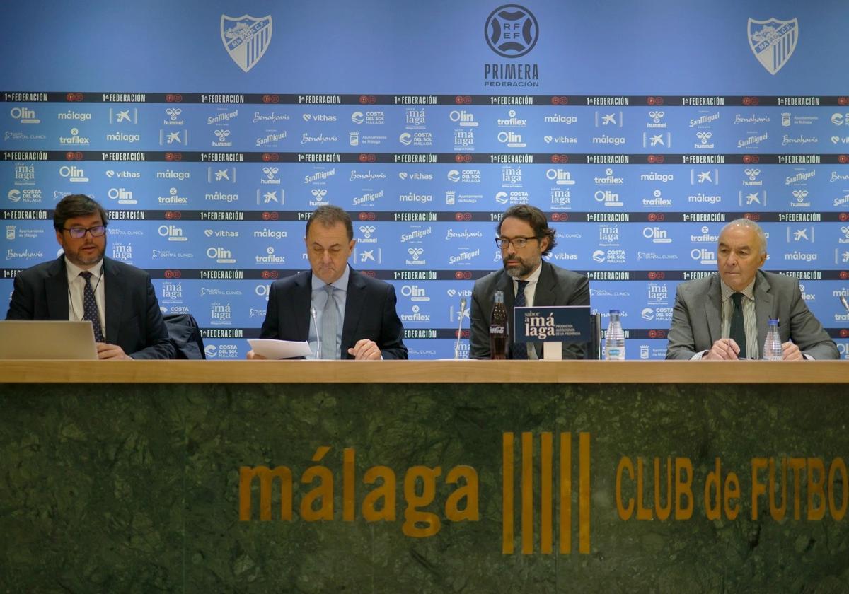 Imagen de la junta de accionistas: El administrador judicial del Club, José María Muñoz, presidió la cita con Rafael Paniza y Joaquín Almoguera como secretarios y la presencia notarial de Manuel Tejuca García.