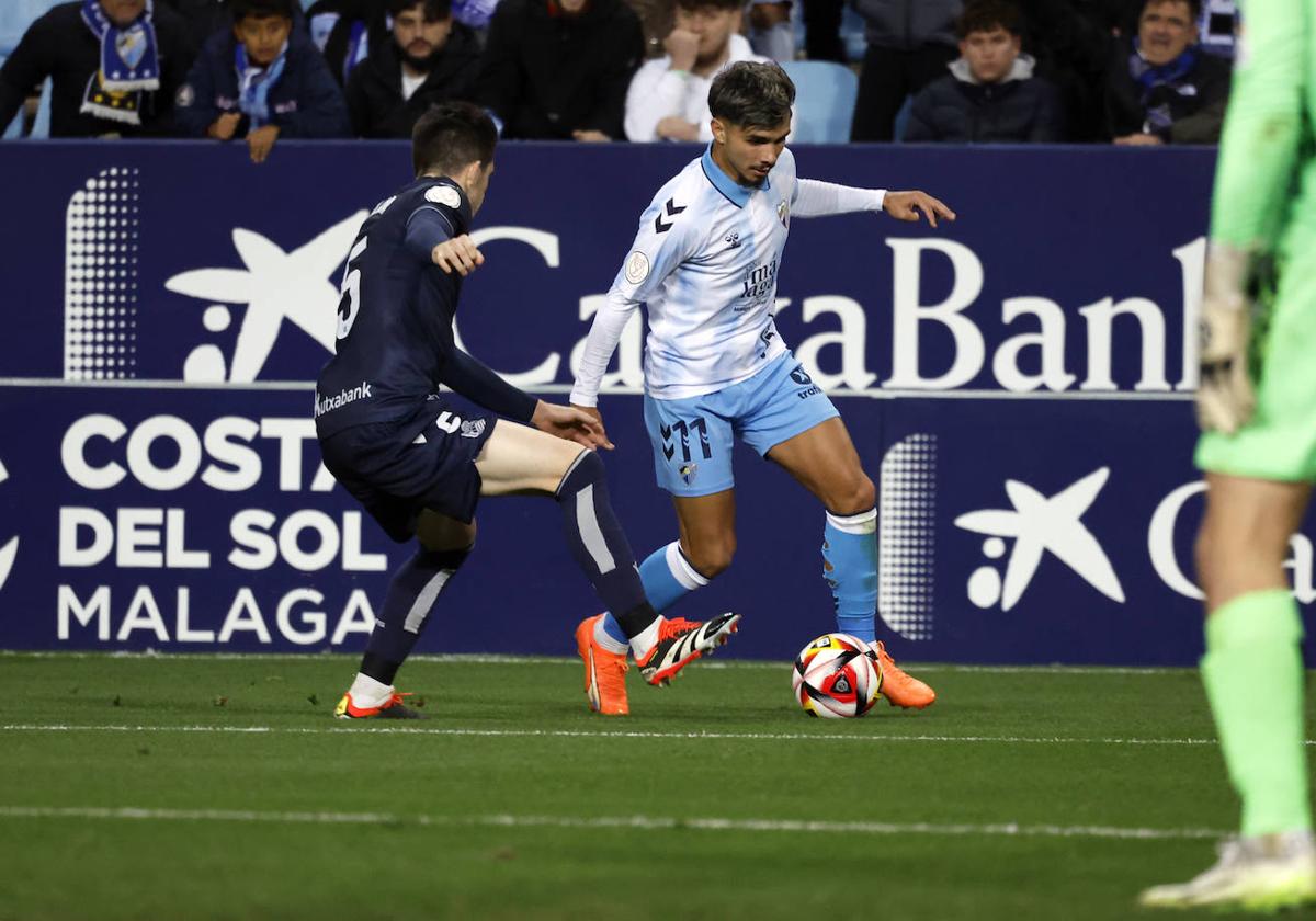 El jugador del Málaga, Kevin, durante el partido de Copa del Rey contra la Real Sociedad en La Rosaleda.