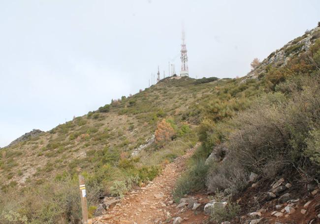 Arriba se aprecia la cumbre y las antenas de telecomunicaciones