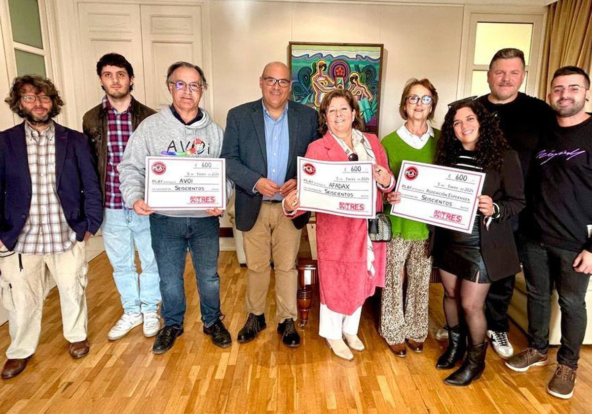 Acto de entrega de los cheques a las tres asociaciones, este jueves en el Ayuntamiento veleño.