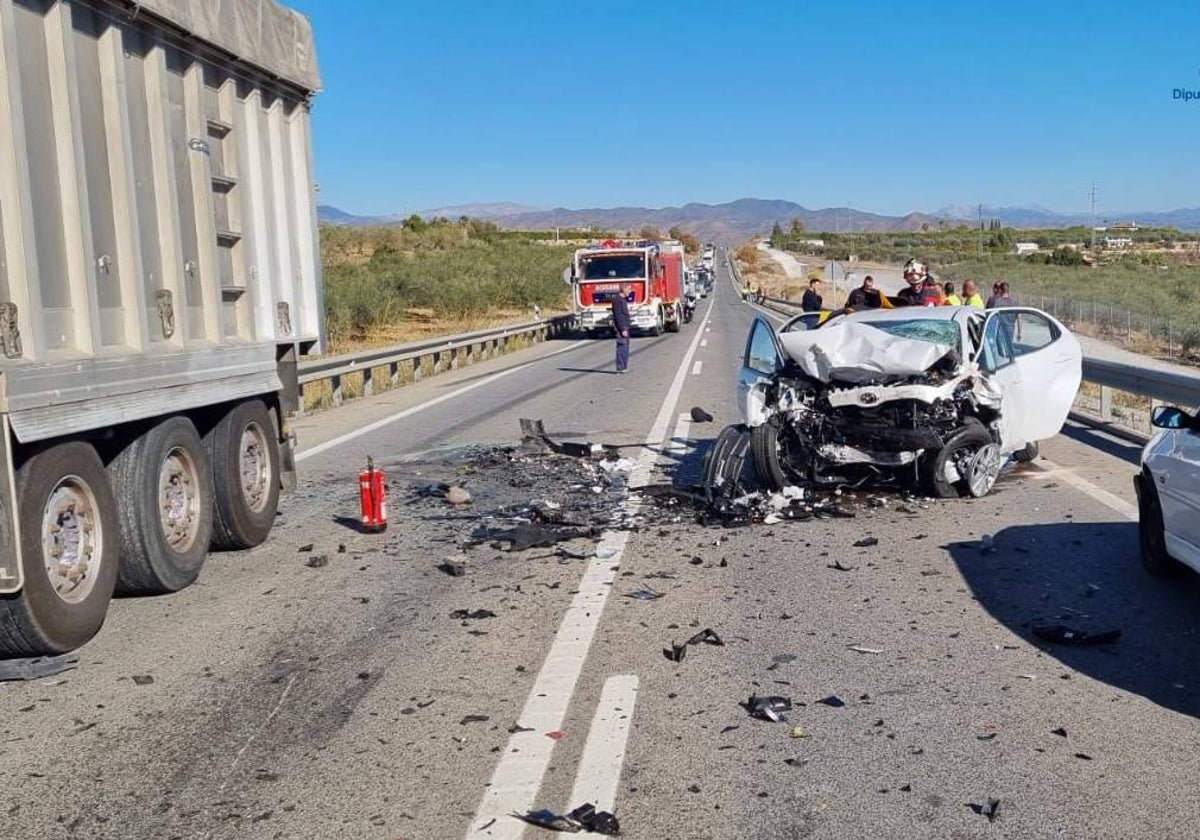 Las largas rectas de la A-355 a su paso por Coín hacen que muchos conductores pisen demasiado el acelerador y adelanten de manera indebida.